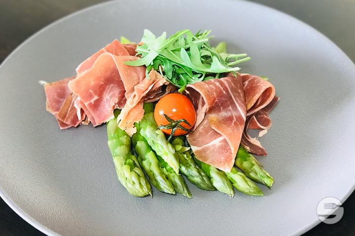 Green asparagus with raw ham - Le Metropole