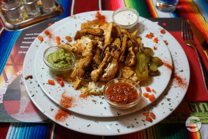 Nachos con pollo Nachos with chicken - Salsa Grill Mexican BBQ & Steaks