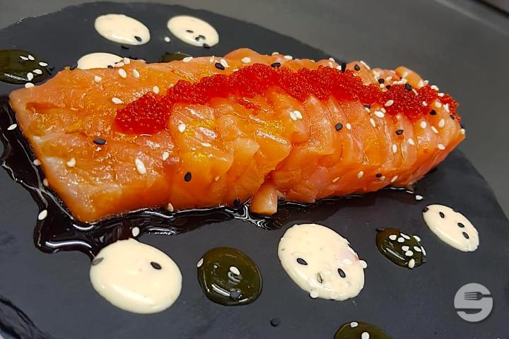 Marinated salmon sashimi - Bodega 21