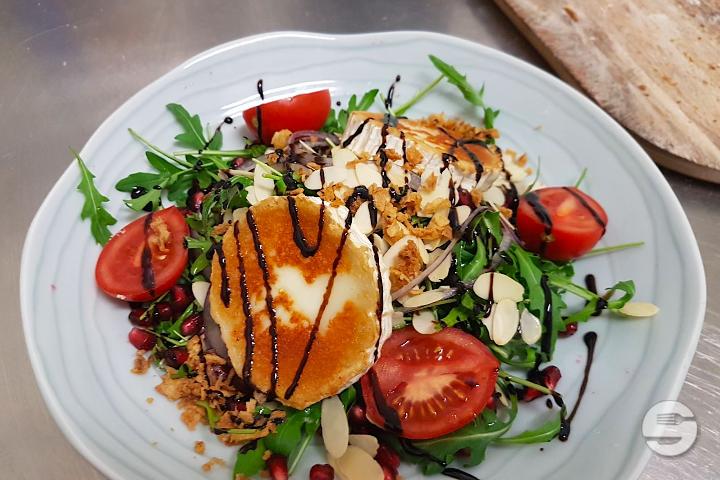 Hot goat cheese salad - Bodega 21