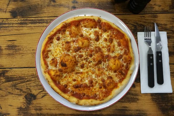 Pizza Margherita + Getränk - Zuger Garden