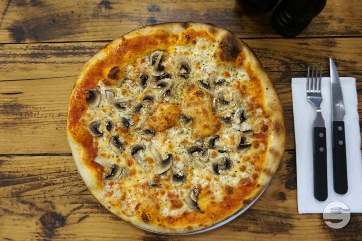 Pizza Funghi + Getränk - Zuger Garden