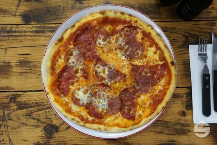 Pizza Salami + Getränk - Zuger Garden