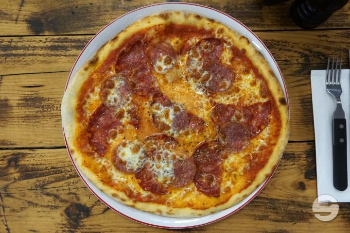 Pizza hot Salami + Getränk - Zuger Garden