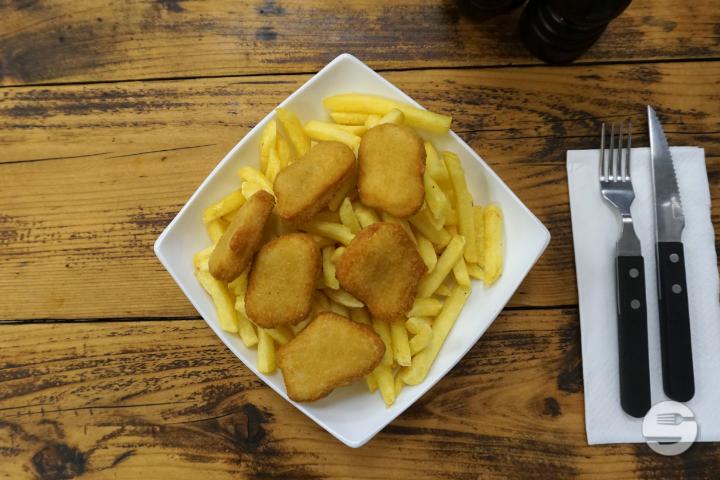 10 Stk. Chicken Nuggets mit Pommes + Getränk - Zuger Garden