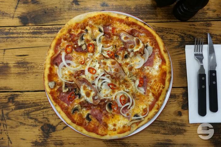 Pizza Mamma Mia + Getränk - Zuger Garden