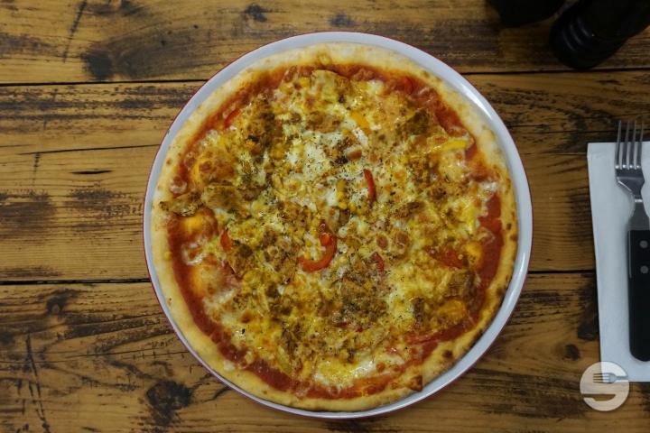 Pizza Di Pollo + Getränk - Zuger Garden