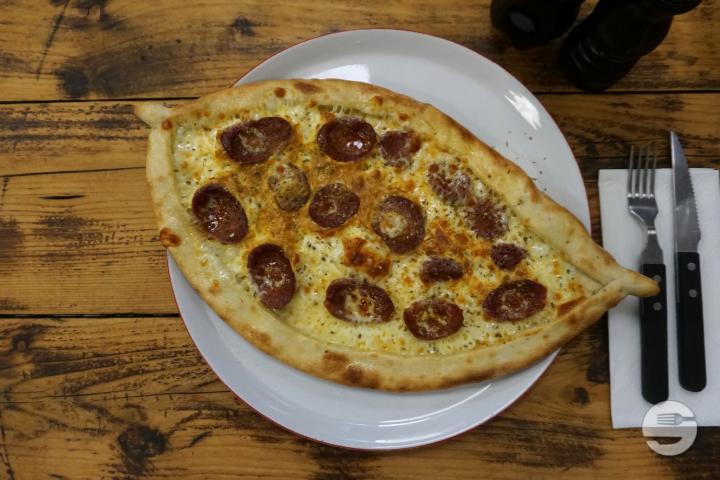 Pide mit Sucuk + Getränk - Zuger Garden