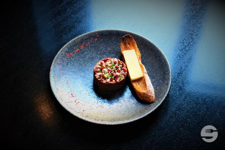 Tartare de cerf taillé au couteau aux épines vinettes et moutarde violette - Le Patio Boeuf & Homard