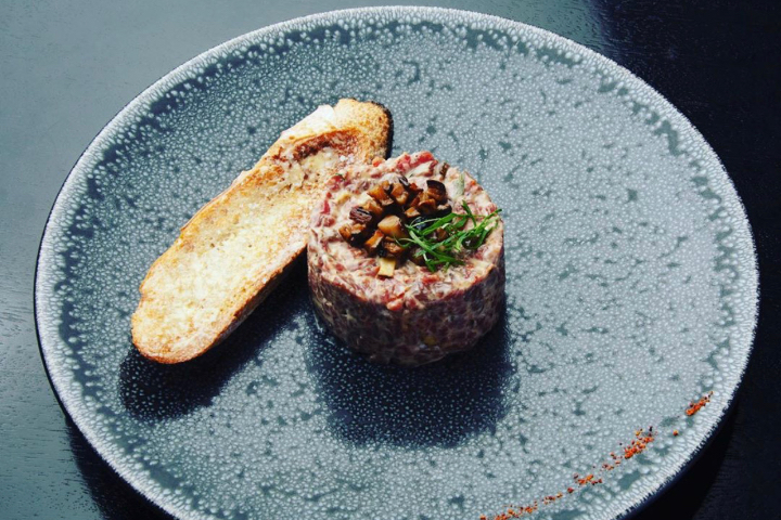 Tartare de boeuf cepes plat - Le Patio Boeuf & Homard