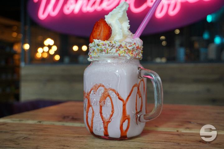 Strawberry Shake - WonderWaffel