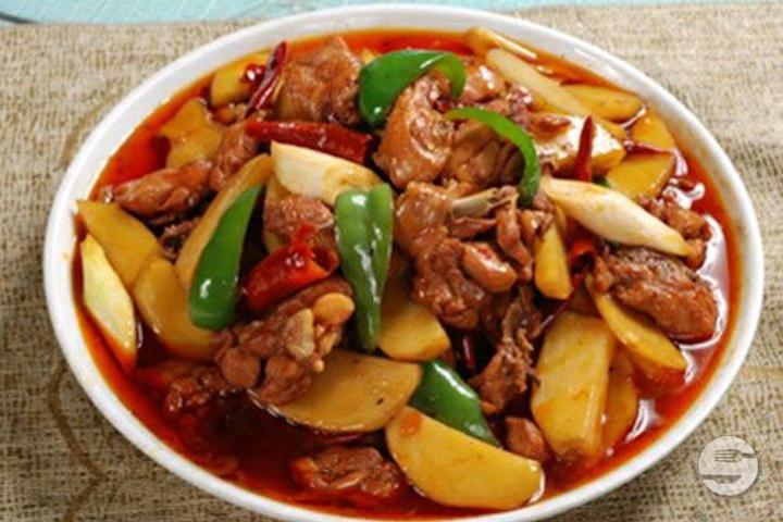 105. Sauteed spicy chicken (with optional noodles for 8 CHF) - Palais Bonheur