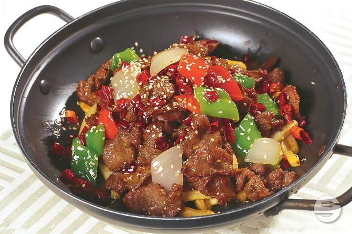 609. Griddle cooked beef with chili and pepper - Palais Bonheur