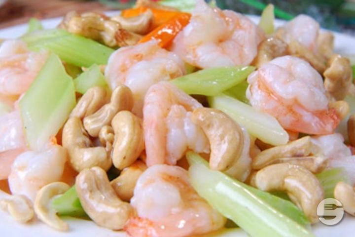 1002. Shrimps sautéed with cashew nuts - Palais Bonheur