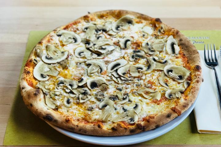 Pizza Funghi - Gasthof St-Martin