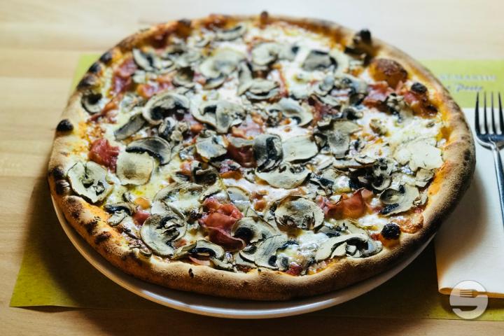 Pizza Prosciutto Funghi - Gasthof St-Martin