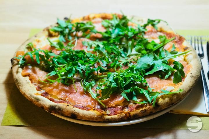 Pizza al Salmone - Gasthof St-Martin