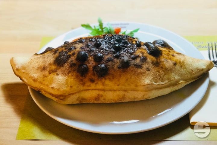 Pizza Calzone - Gasthof St-Martin