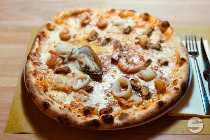 Pizza Frutti di Mare - Gasthof St-Martin