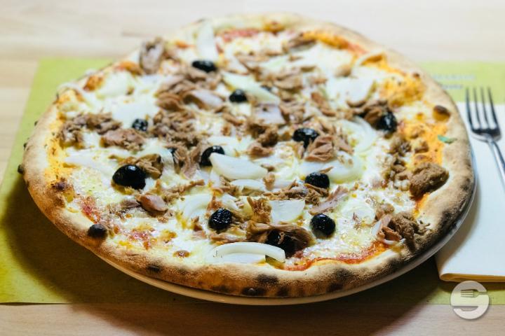 Pizza al Tonno - Gasthof St-Martin