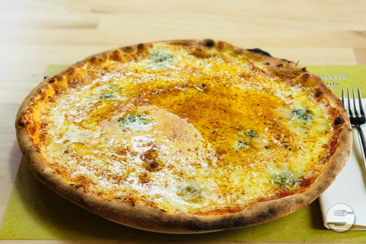 Pizza Quattro Formaggi - Gasthof St-Martin