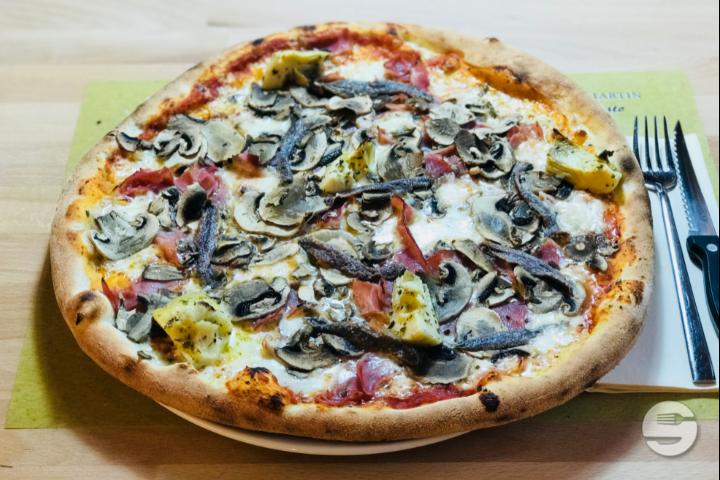 Pizza Capricciosa - Gasthof St-Martin