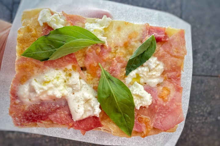 Pizza Prosciutto e Bufala - Nero's Pizza