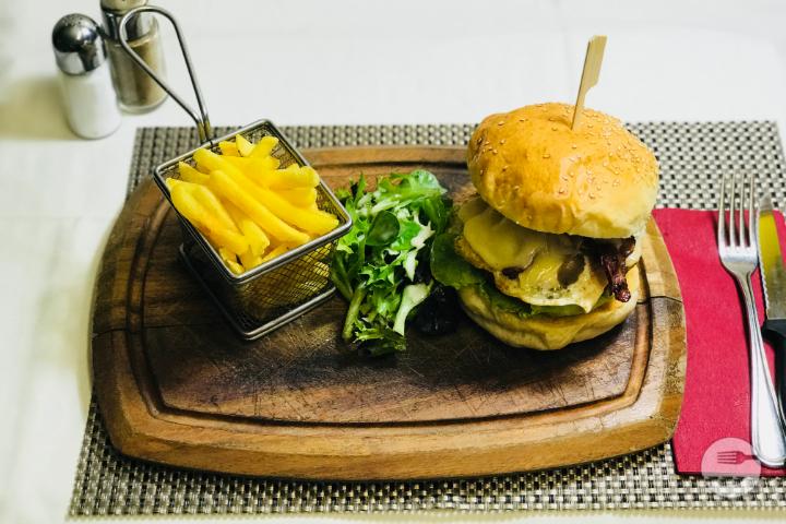 Barrel Oak Classic Burger (140g) - Barrel Oak Irish Pub