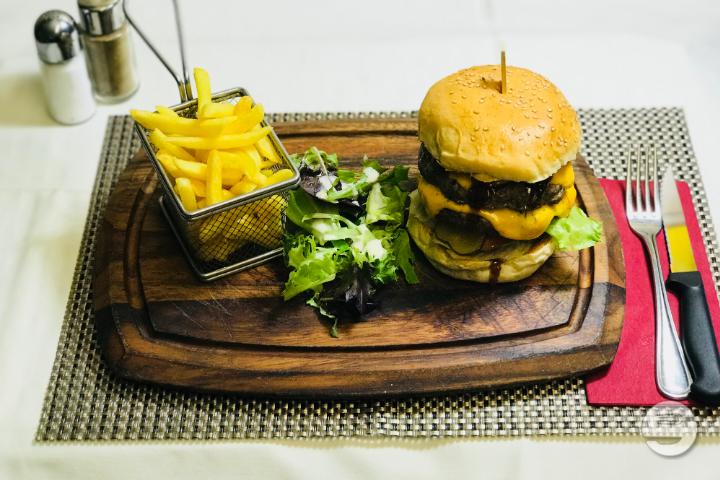 Double beef cheese burger (280g) - Barrel Oak Irish Pub