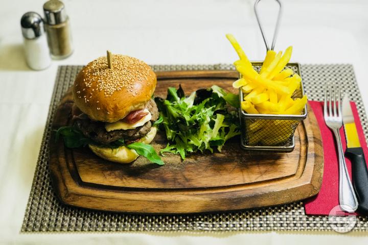 Italian Style Beef Burger (140g) - Barrel Oak Irish Pub