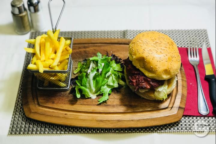 Chicken Tikka Chicke Burger (130g) - Barrel Oak Irish Pub
