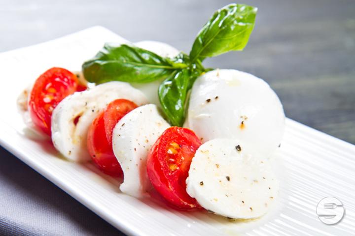 Insalata caprese di bufala /Tomato and buffalo mozzarella salad - Amici