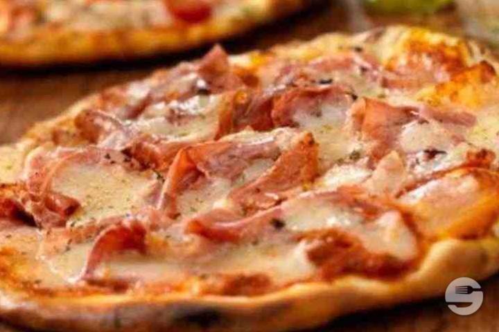 Pizza Prosciutto e funghi - Amici