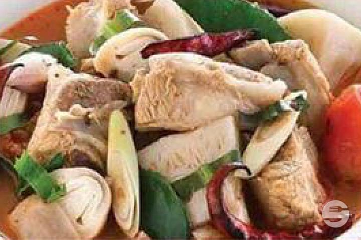 Tom Seab Scharfe Thai Suppe mit Schwein - Tamnam Siam
