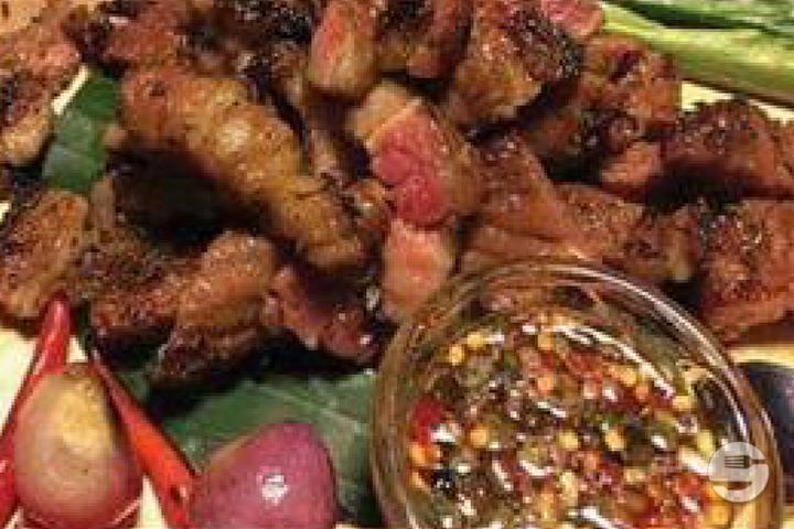 Gegrilltes Schweinefleisch mit Thai-Sauce - Tamnam Siam