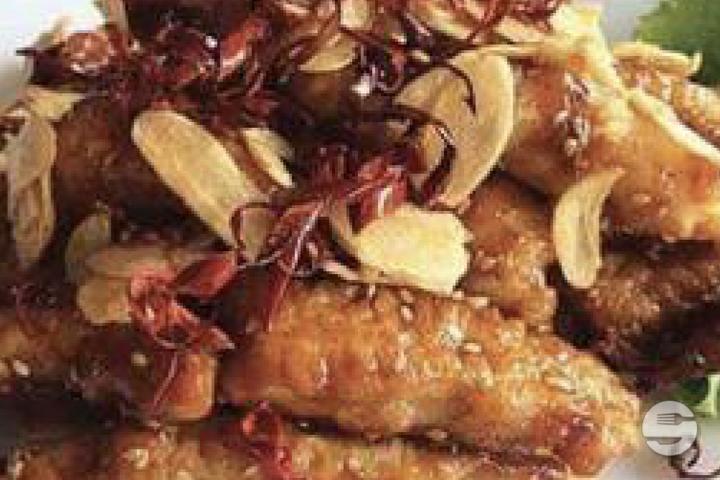 Frittiertes Schweinefleisch mit Knoblauch - Tamnam Siam