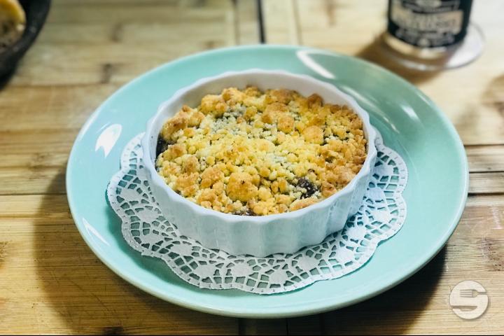Apple crumble with Swiss apples - Les Sales Gosses