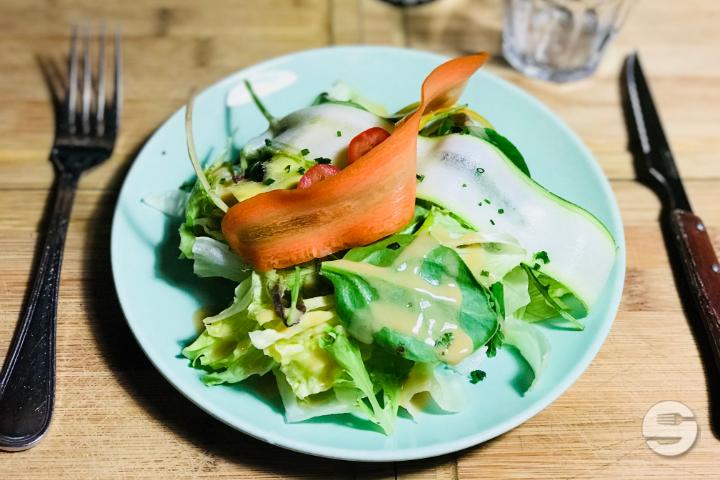 Salade Verte de Jeunes Pousses et Crudités - Les Sales Gosses