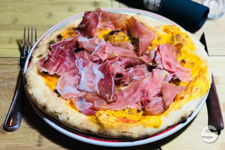 La Focaccia al prosciutto crudo - Les Sales Gosses