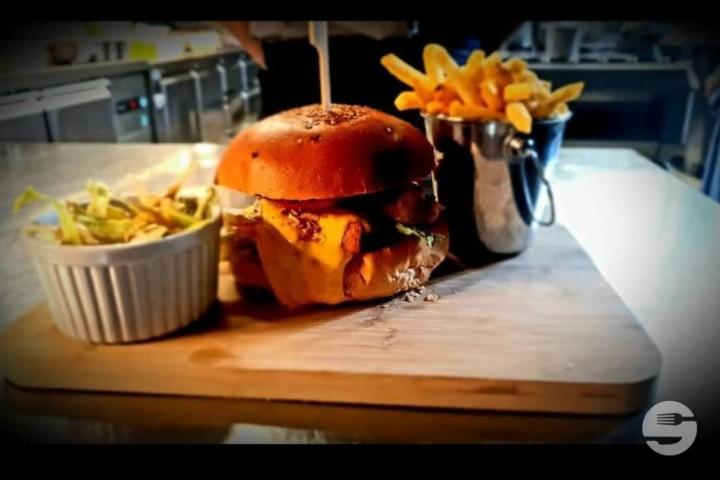 Chicken Burger avec Frites - Les Sales Gosses
