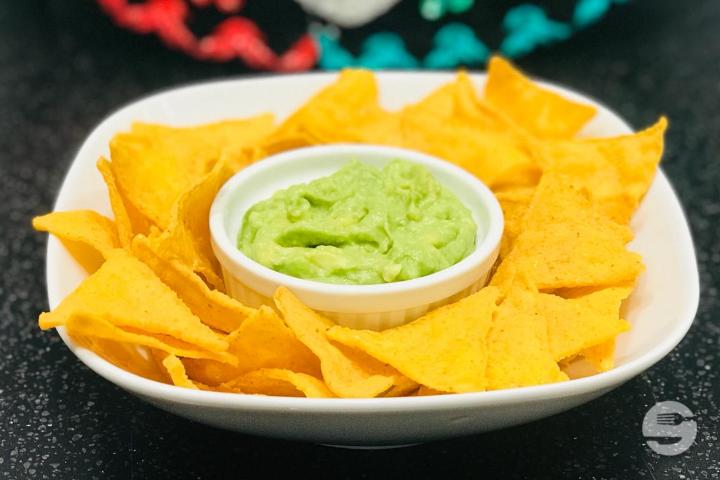 Nachos & Guacamole - Deli Mex