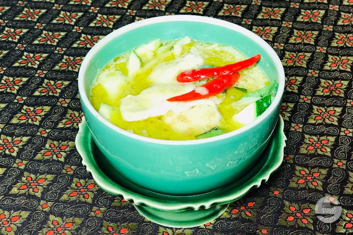 17. Green Curry Chicken with Coconut Milk - Lanna Thaï
