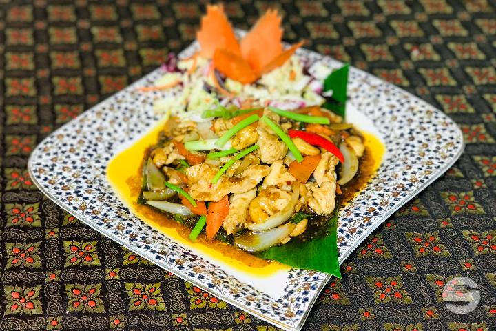 21. Fried Chicken with Cashew Nuts - Lanna Thaï