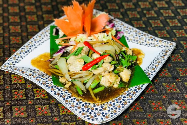 23. Chicken with Basil Leaves - Lanna Thaï