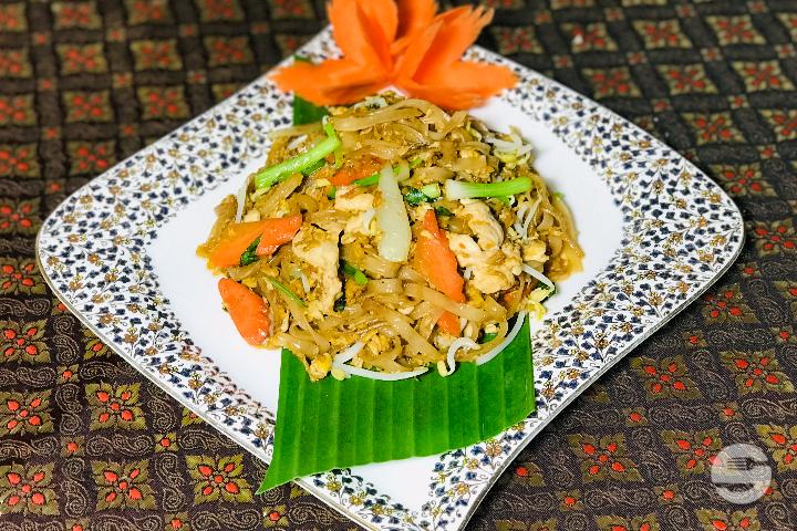 64. Fried Noodles with Vegetables and Basil - Lanna Thaï