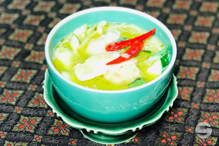 33. Green Curry Duck with Coconut Milk - Lanna Thaï