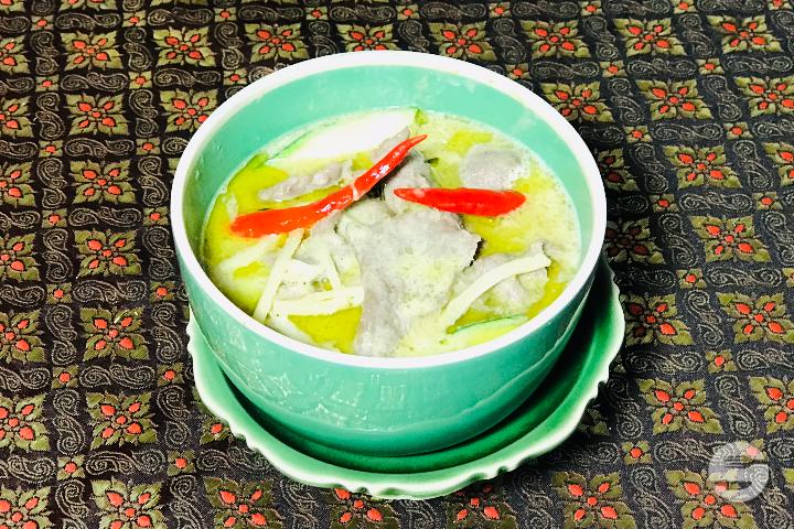 26. Green Curry Beef with Coconut Milk - Lanna Thaï