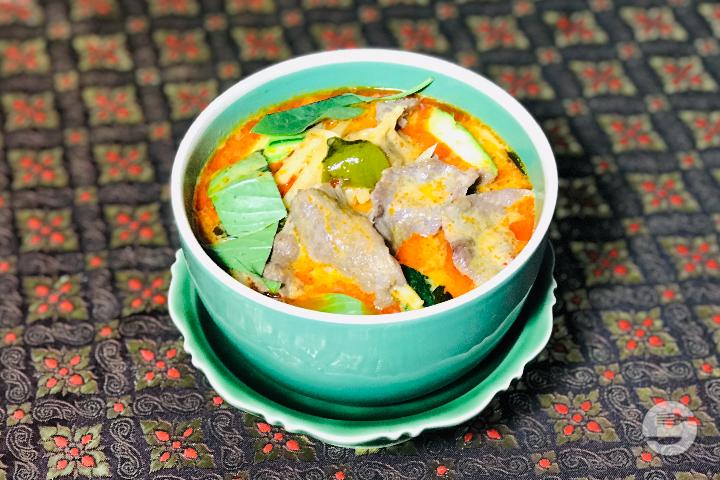 27. Red Curry Beef with Coconut Milk - Lanna Thaï