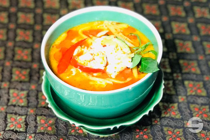 18. Red Curry Chicken with Coconut Milk - Lanna Thaï