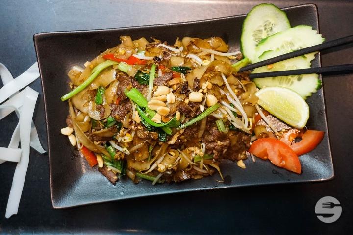 Beef Fried Flat Rice Noodles - Asiaway